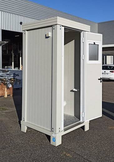 Cabine sanitária com sanita e lavatório.