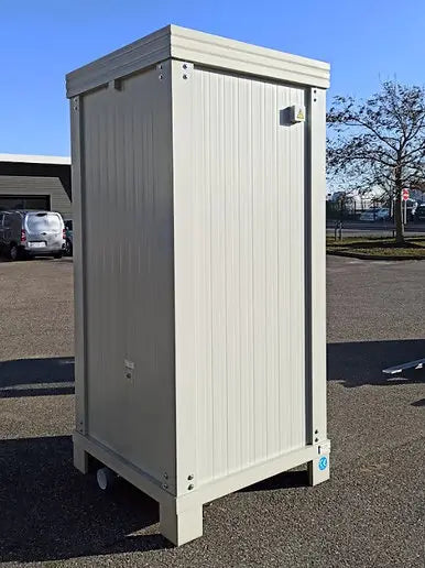 Cabine sanitária com sanita e lavatório.